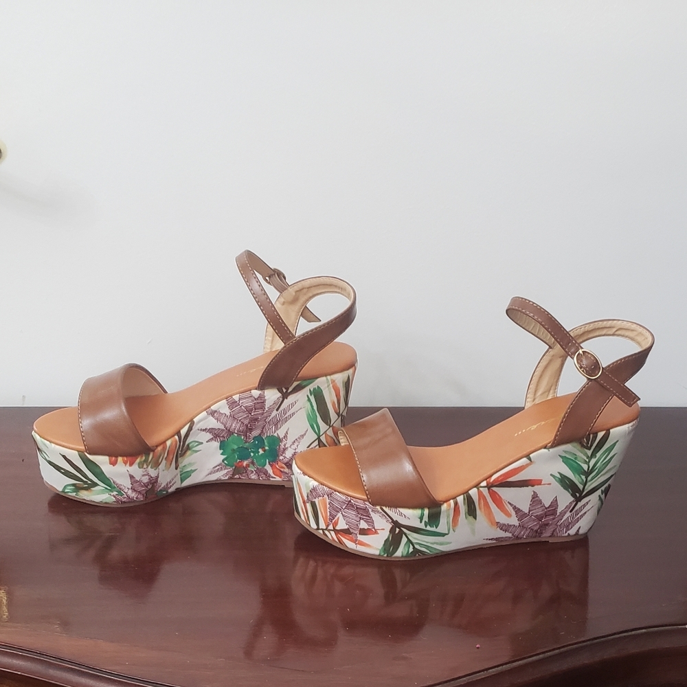 Segue Tropical Floral Platform Wedge Sandals Size 7.5